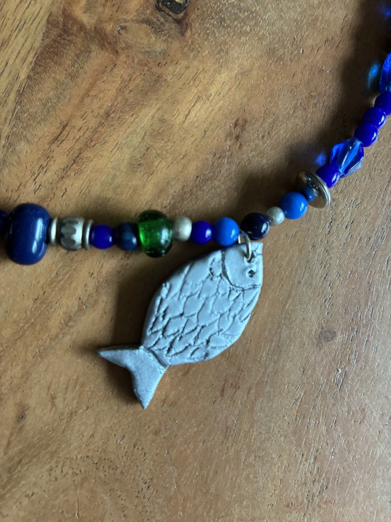 Image 1 of Collier neuf avec perles bleues vintage et pendentif poisson argenté, 40 cm