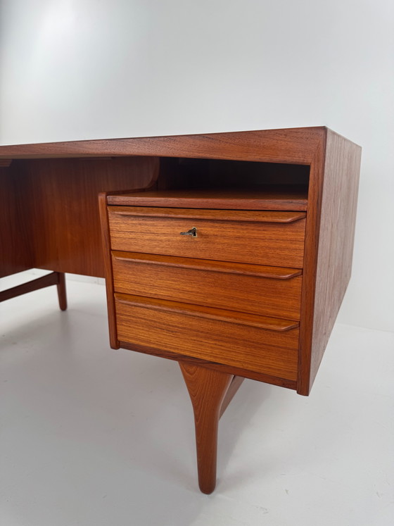 Image 1 of Bureau de direction Valdemar Mortensen – Design sculptural en teck danois, années 1960