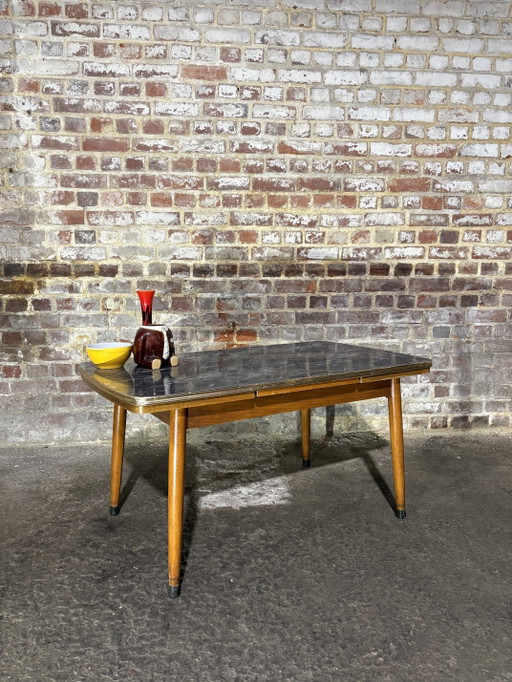 Uitschuifbare salontafel van teak en formica
