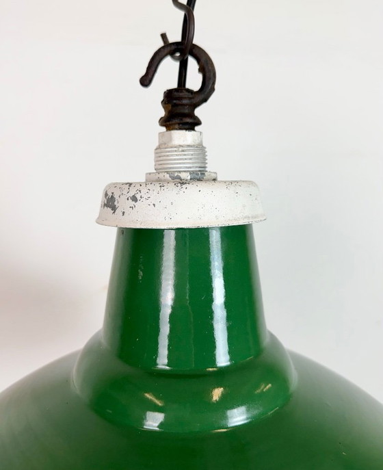 Image 1 of Industriële Britse groene emaille fabriekshanglamp, jaren 60