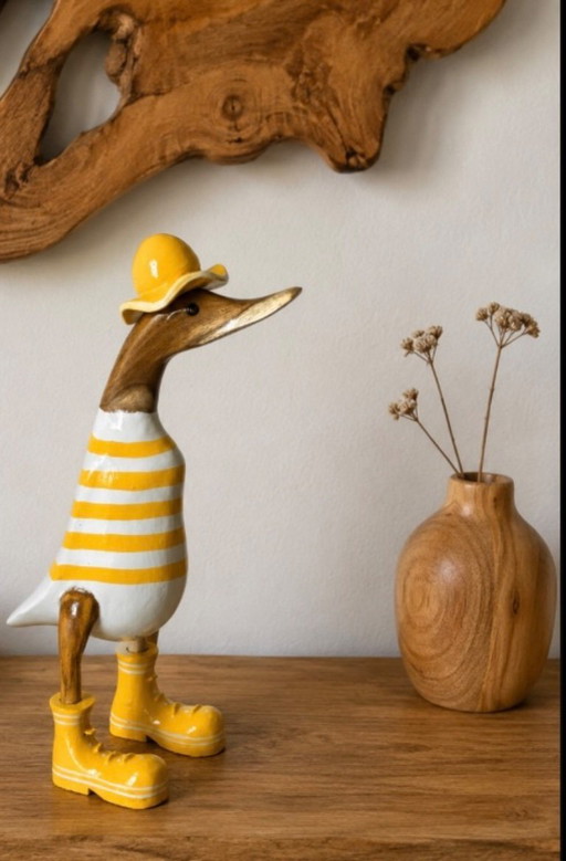 Decoratieve eend van exotisch hout met een geel shirt, 36 cm