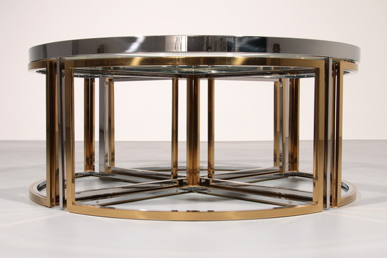Image 1 of Table basse Maison Charles en laiton, chrome et verre Elégante des années 1970