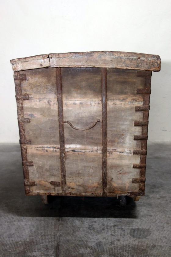 Image 1 of Antike Hochzeitstruhe aus Holz und Eisen, Indien, 19. Jahrhundert