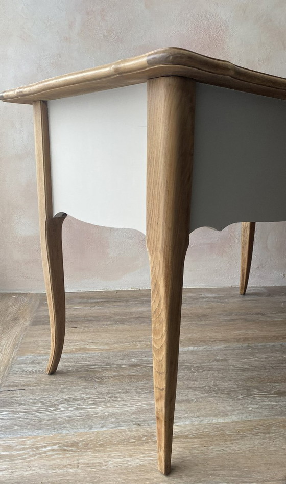 Image 1 of Bureau vintage en chêne 2 tiroirs rénové - Bois miel et beige doux