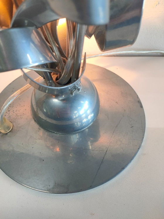 Image 1 of Lámpara de mesa única y exclusiva con detalles metálicos en espiral.