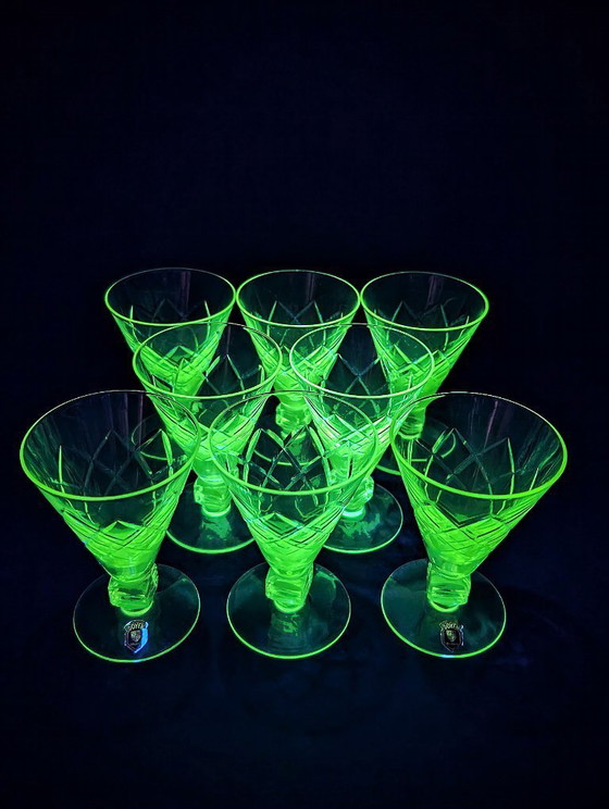 Image 1 of 8 vasos pequeños "Vietnam" estilo Art Déco (Doyen) reactivos a la luz UV