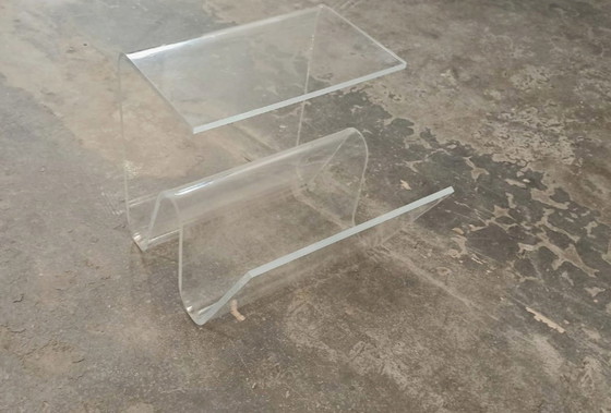 Image 1 of Table d'appoint vintage en plexiglas avec porte-revues