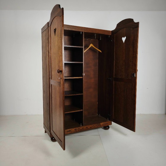 Ein Paar belgische Eichenschränke mit Herzmotiv, 20. Jahrhundert – Kleiderschränke, Wood (photo 12 of 15)
