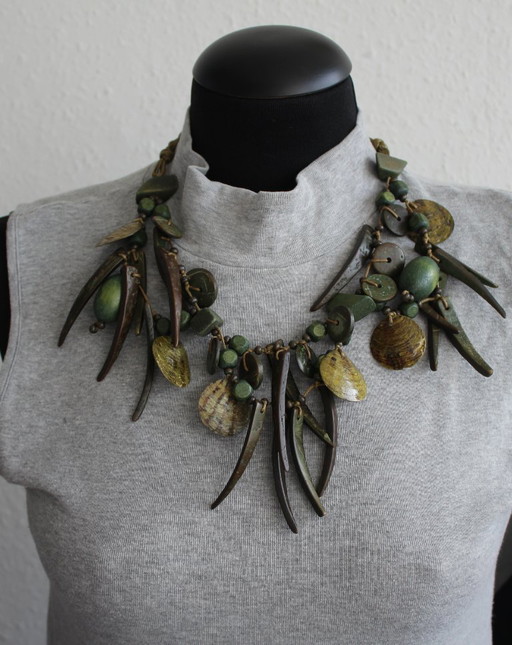 Opvallende halsketting, groene houten schelpen, extravagant, modern, handgemaakt