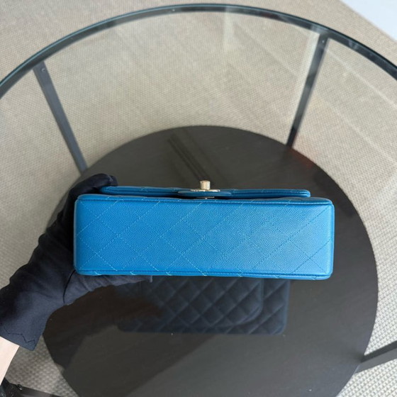 Image 1 of Borsa Chanel Classic Flap Small - Pelle di vitello martellata trapuntata color caviale, blu, con finiture dorate, serie 30