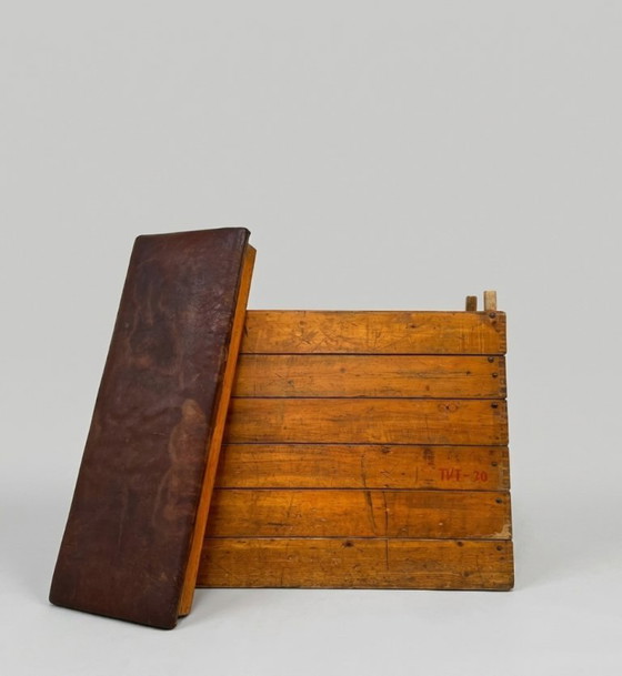 Image 1 of Cage de saut à la perche industrielle vintage en bois et cuir, années 1940, Europe centrale
