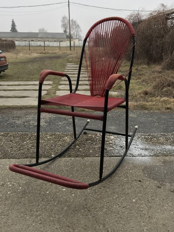 Sedia a dondolo vintage in plastica e corda, anni '60 – Sedie a dondolo (photo 7 of 7)