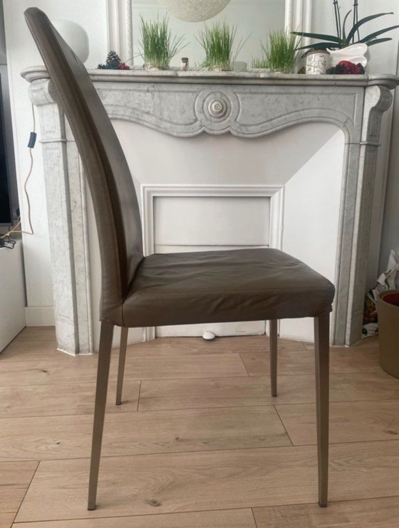 BoConcept Stühle aus taupefarbenem Leder – Esszimmerstühle (photo 2 of 6)