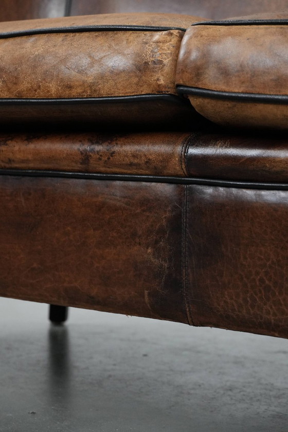 Image 1 of Canapé club 2,5 places confortable en peau de mouton vintage