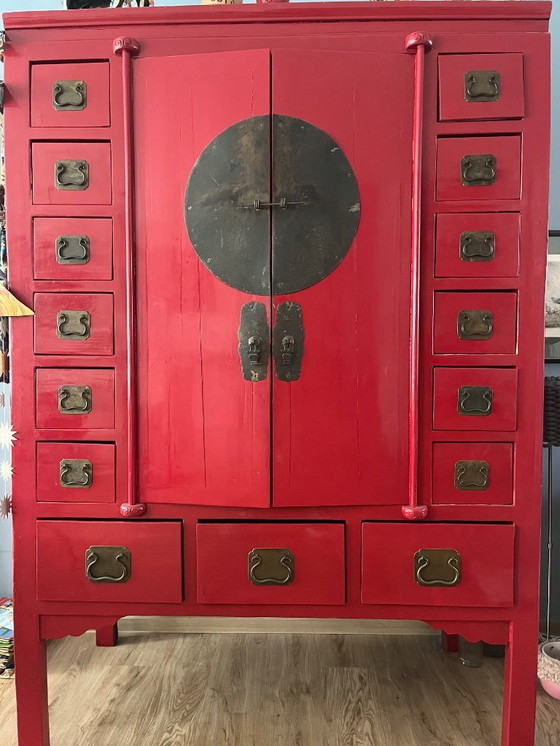 Image 1 of Chinesischer Hochzeitsschrank • Restauriert • Massivholz • Messingbeschläge