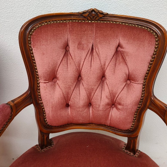 Image 1 of Ensemble de deux chaises et fauteuils vintage français Louis XV en bois et velours