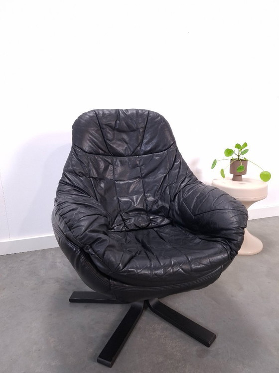Image 1 of Sillón giratorio de piel negra H.W. Klein para Bramin de Dinamarca