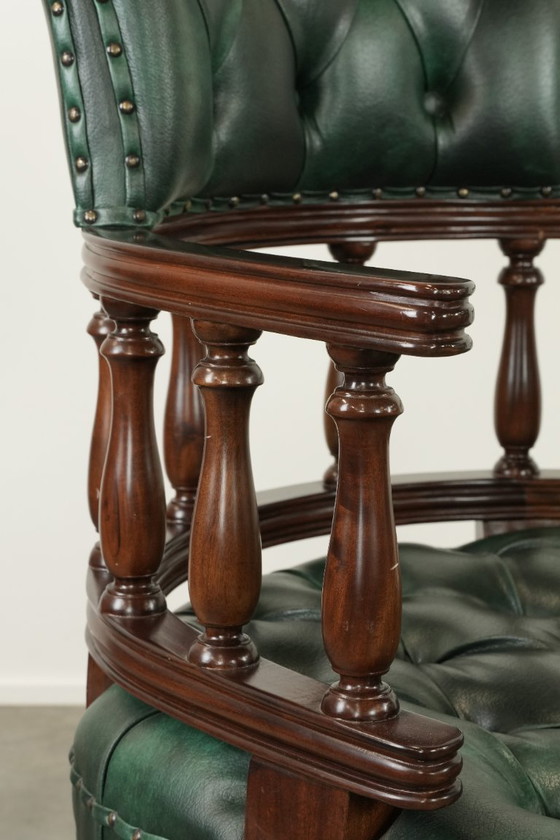 Image 1 of 2 sillas de escritorio/auxiliares Chesterfield de piel de vaca verde flameada al estilo inglés.