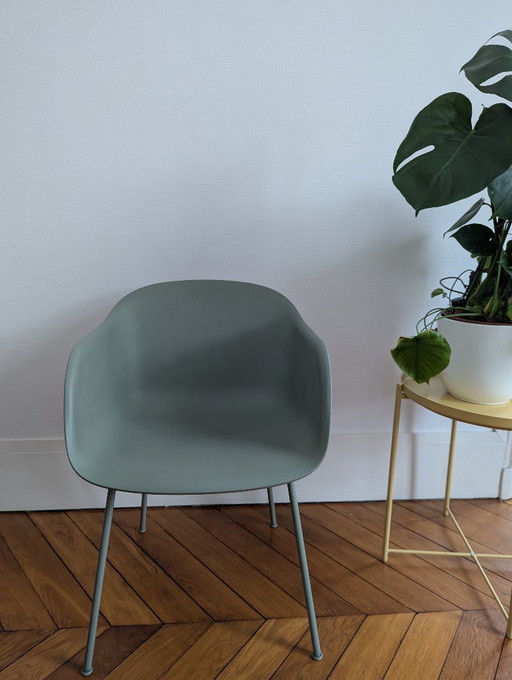Sedia in fibra con braccioli, verde polvere-verde – Muuto, eetkamerstoelen, Metal, Plastic (photo 2 of 5)