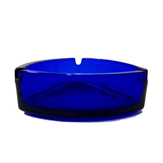 Image 1 of Cendrier vintage en verre bleu cobalt – Design triangulaire du milieu du siècle