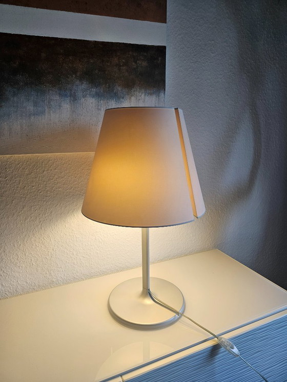 Artemide Melampo Tavolo – Large designer table lamp (Design: Adrien Gardère) – Aluminium, Cotton (photo 12 of 15)