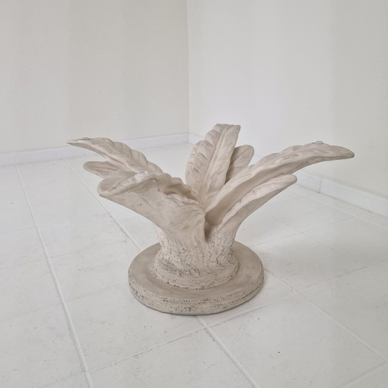 Image 1 of Mesa de centro italiana "Flor" de yeso con placa redonda tallada en facetas, años 70