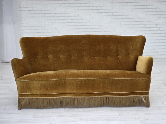 Image 1 of Canapé danois 3 places des années 1960, velours d'ameublement jaune miel, bois de hêtre