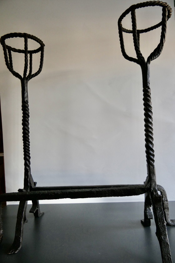 Image 1 of Paire de grands fers à repasser ou boules à feu en fer forgé (Andier)