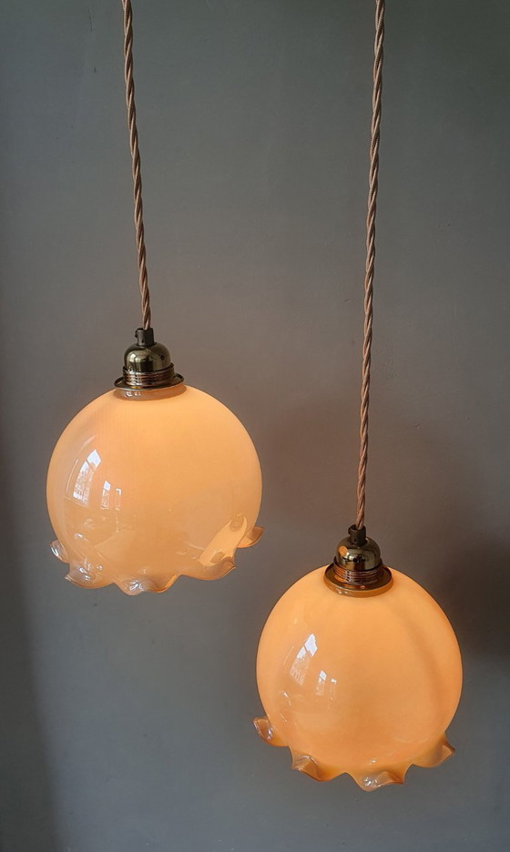 Image 1 of Ensemble vintage de lampes suspendues en opaline en forme de gobelet avec un éclat nacré.