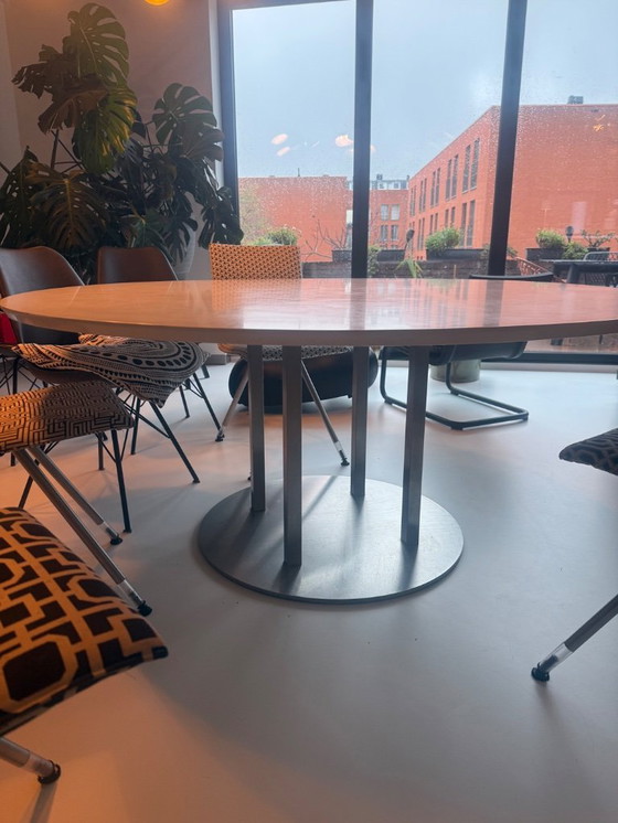 Image 1 of Magnifique table blanche de 160 cm de diamètre, pieds et plateau en acier inoxydable ultra-résistants.