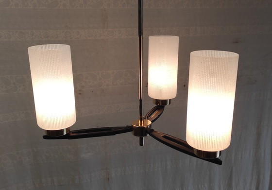Image 1 of Lustre moderniste 3 feux en métal, laiton et globe opaline - années 50