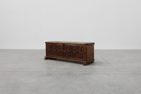 Image 1 of Raro Gran arcón gótico del siglo XVI tallado en roble macizo, Francia