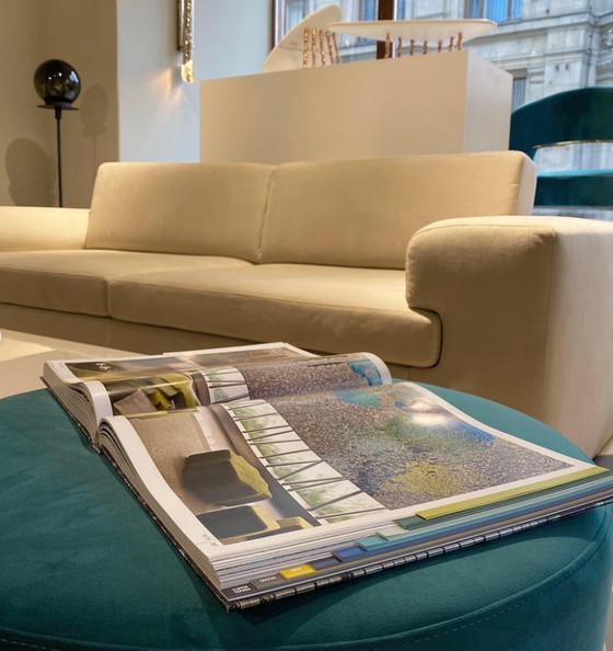 Image 1 of ANA ROQUE „KOI“ Sofa – Hellgrauer Samt & Gestell aus gebürstetem Goldmetall