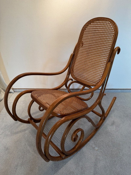Original Thonet Rocking Chair Modell 825 (Year 1966) – Excellent Condition – Wood (photo 2 of 9)