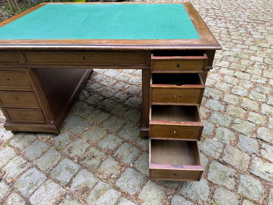 Image 1 of Scrivania da ministro/a per partner, 160x120 cm, mogano e rovere. 15 cassetti. Inglese.