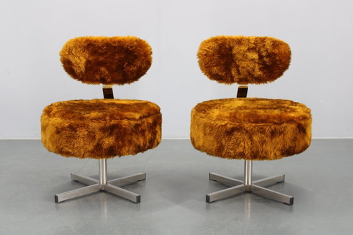 Paire de chaises pivotantes italiennes en tissu à poils longs des années 1970