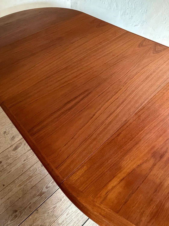 Image 1 of Vintage round Scandinavian teak table with a central star base, extendable.