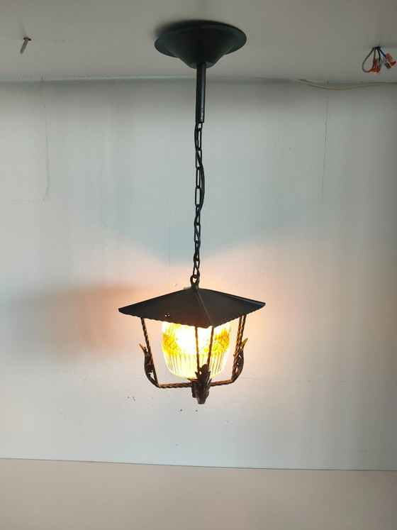 Image 1 of Lampada a sospensione a lanterna con vetro scanalato bianco ambrato.