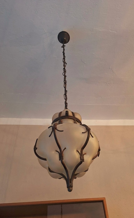 Image 1 of Suspension en verre dépoli soufflé de Murano, style vénitien, avec structure en fer, Italie, années 1960
