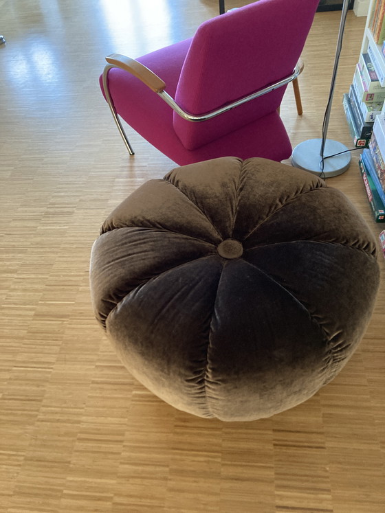 Image 1 of Grand pouf en velours marron