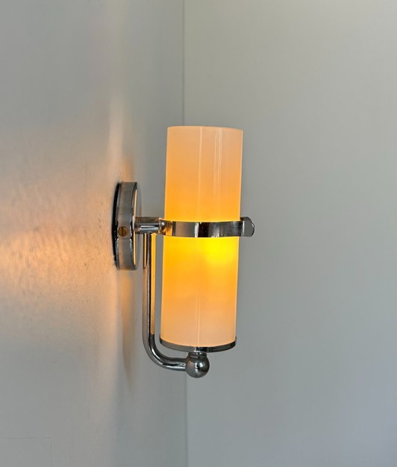 Image 1 of Wandlamp in verchroomd metaal en opaline, Frankrijk 1970