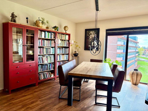 Ein wunderschöner Esstisch im Industrial-Stil steht wegen Zusammenziehens zum Verkauf.