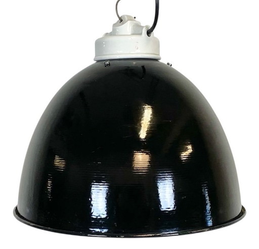 Lampada industriale in smalto nero con parte superiore in porcellana, anni '50