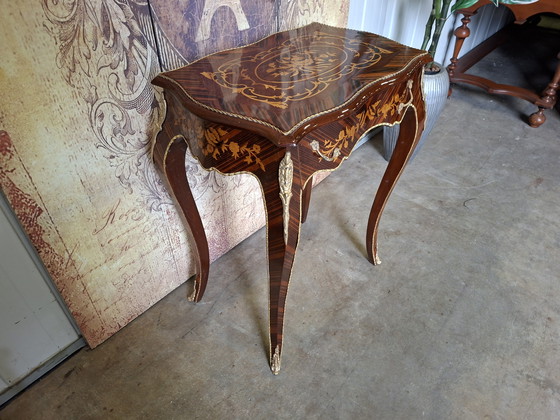 Image 1 of Klassieke tafel met lade gemaakt van fineer van diverse houtsoorten, voorzien van messing beslag, afm. 58x38cm en 73cm hoog.