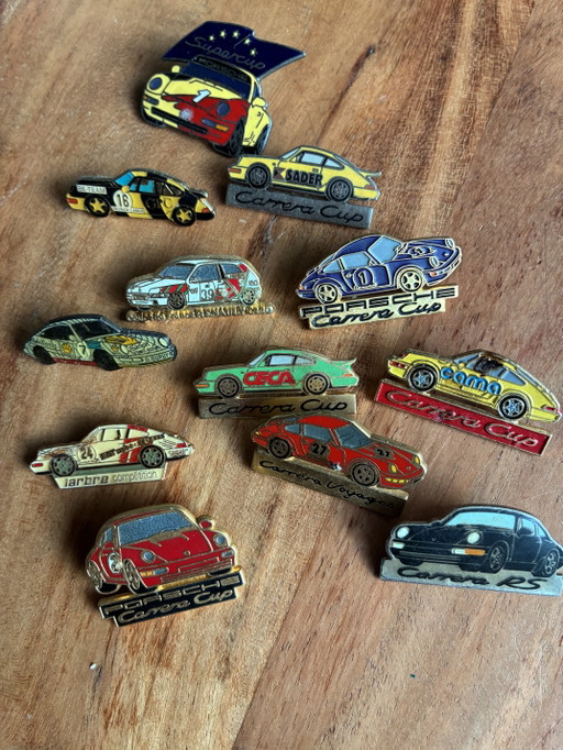 Lot van 12 auto- pins PORSCHE
