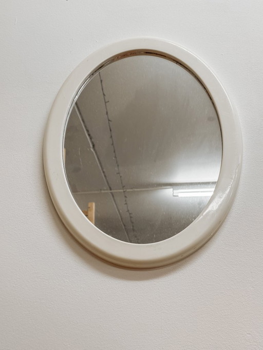 Espejo ovalado de plástico blanco de estilo vintage