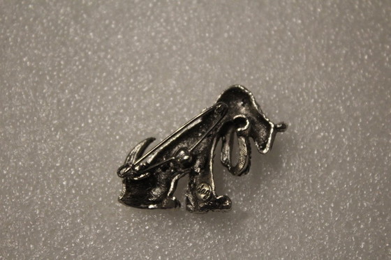 Image 1 of Broche antiguo con forma de perro, con sello distintivo de David Grau.