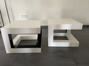 2 x weiß/schwarze geometrische Tische 40 x 40, lackiertes Holz.