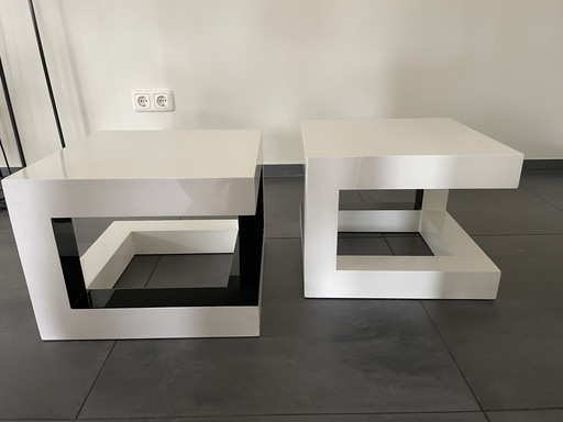 2 tavoli geometrici bianchi/neri 40 x 40, in legno laccato.