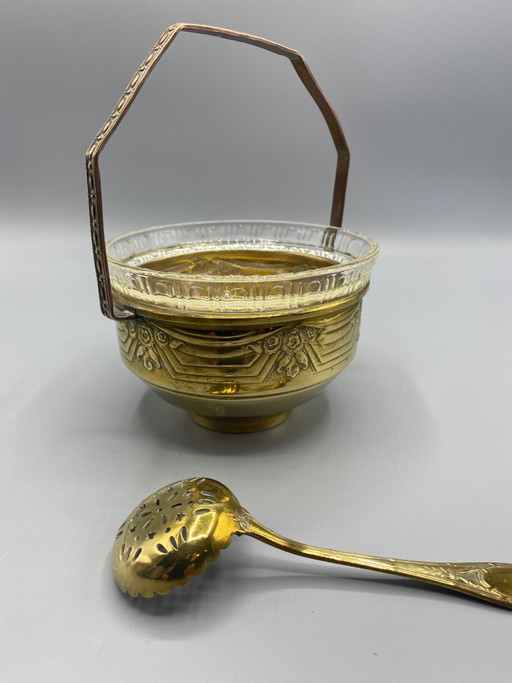 Suikerpot van gevormd glas in art deco-stijl met verguld metalen handvat en lepel. – glazen karaffen (photo 2 of 7)
